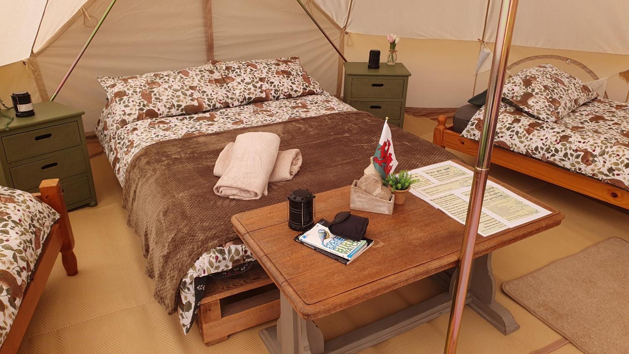 Calon Y Goedwig Glamping 호텔 랸도베리 외부 사진